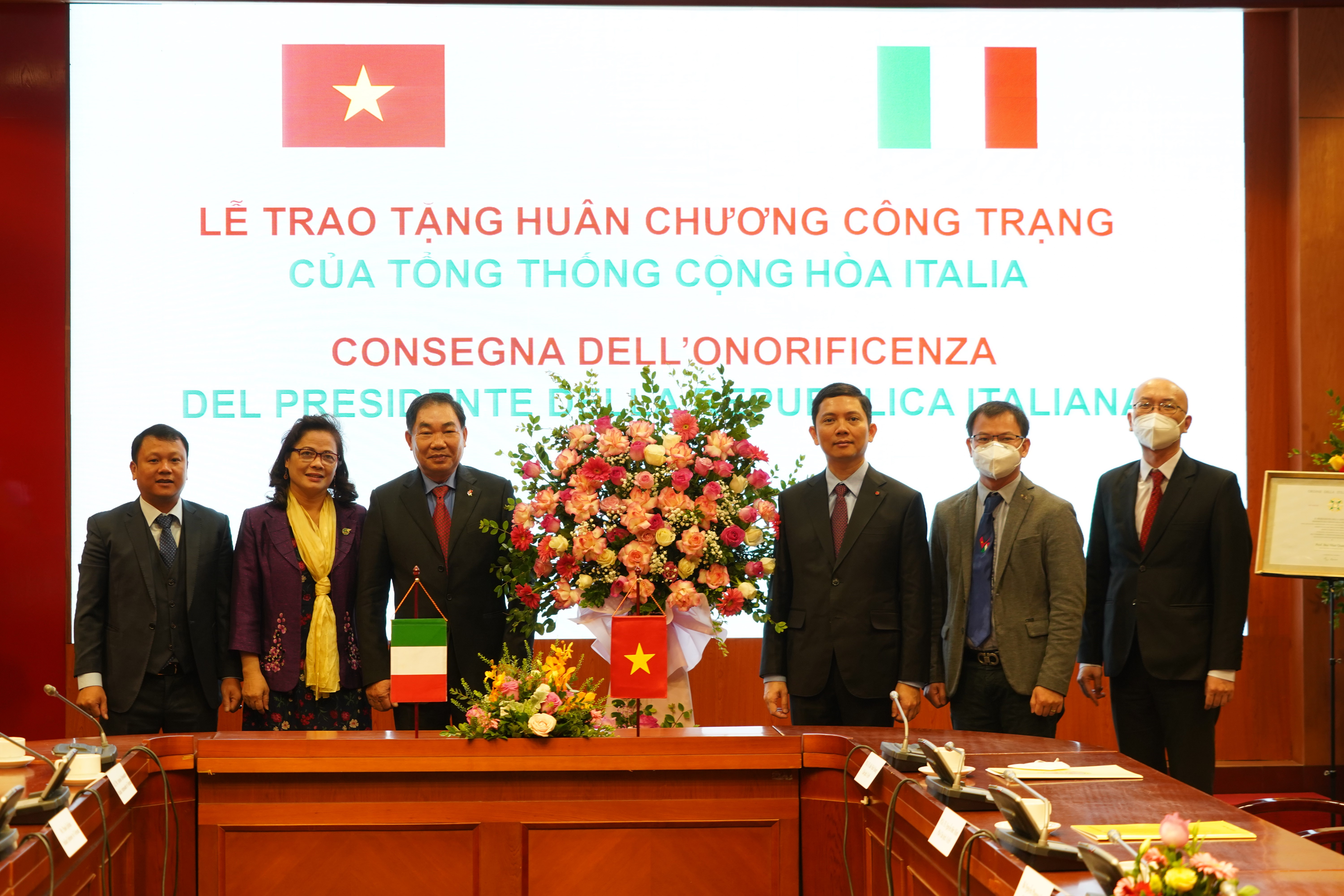 Ông Đặng Khánh Thoại, Phó Chủ tịch Hội hữu nghị Việt Nam – Italia và các đại biểu tặng hoa chúc mừng Chủ tịch Bùi Nhật Quang