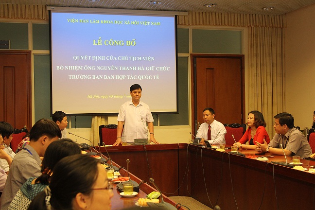 PGS.TS. Phạm Văn Đức, Phó Chủ tịch Viện Hàn lâm<br> phát biểu giao nhiệm vụ cho ThS. Nguyễn Thanh Hà