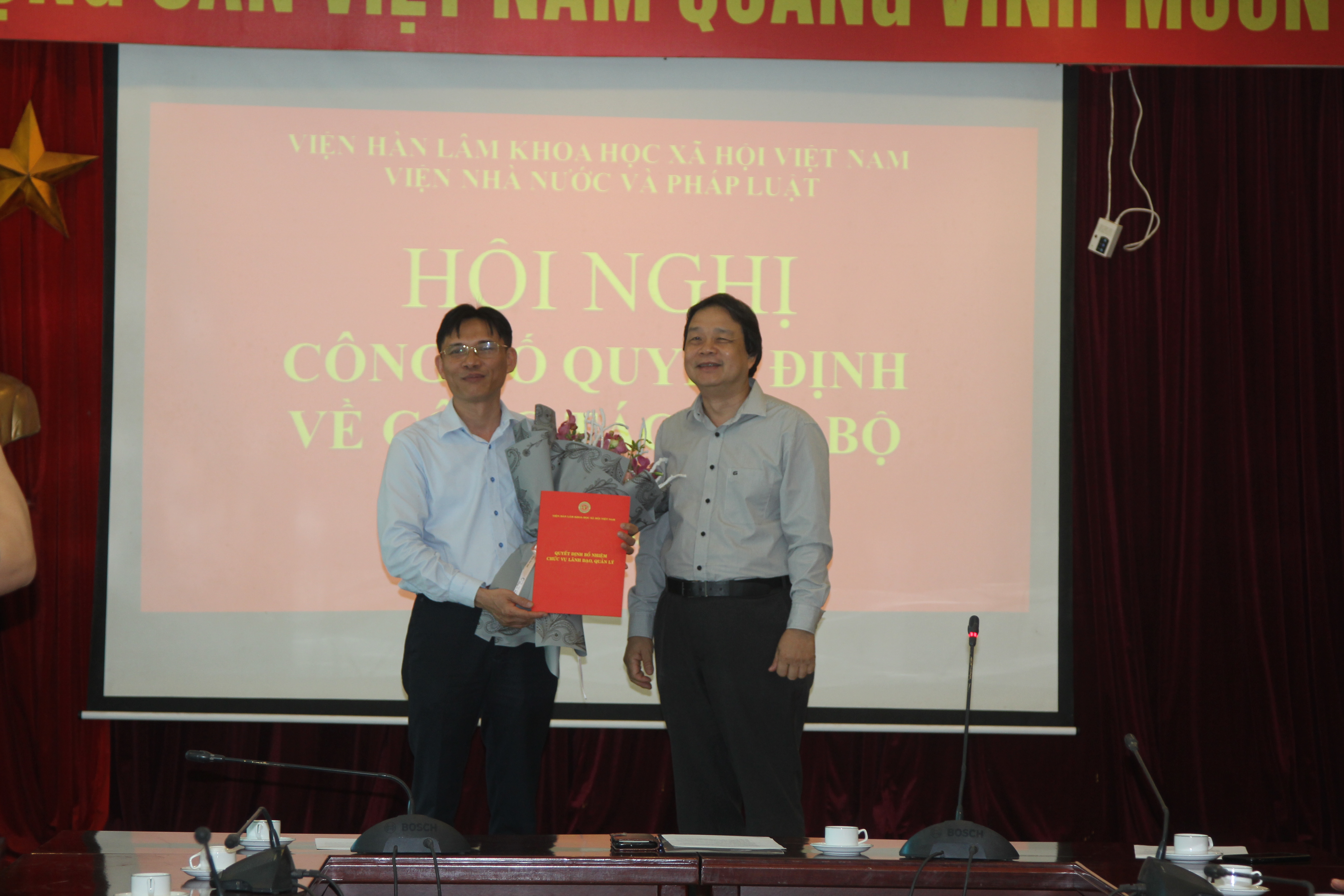 GS.TS. Đặng Nguyên Anh, Phó Chủ tịch Viện Hàn lâm trao quyết định và tặng hoa cho đồng chí Nguyễn Đức Minh