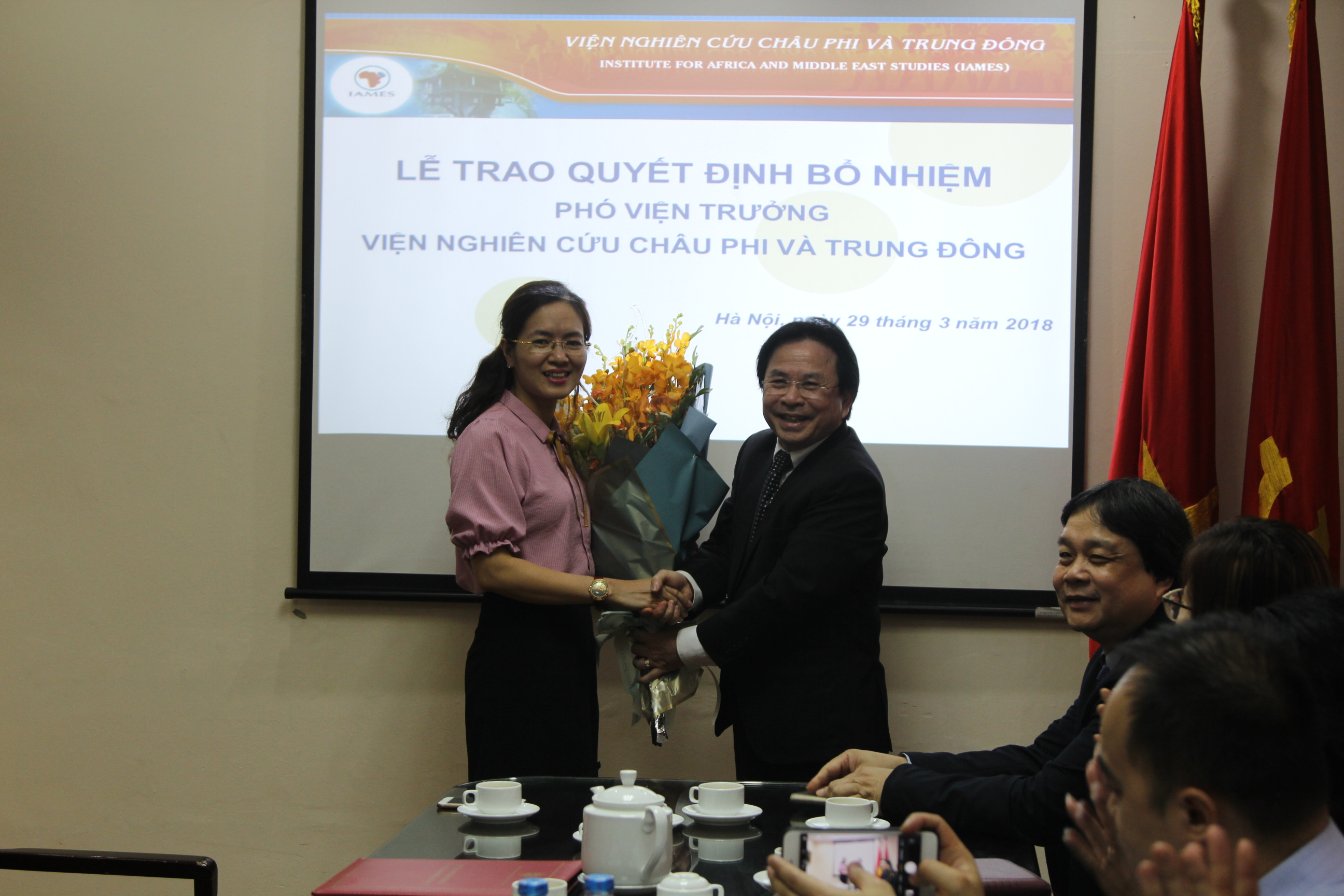PGS.TS. Lê Phước Minh, Viện trưởng phát biểu và tặng hoa chúc mừng TS. Kiều Thanh Nga