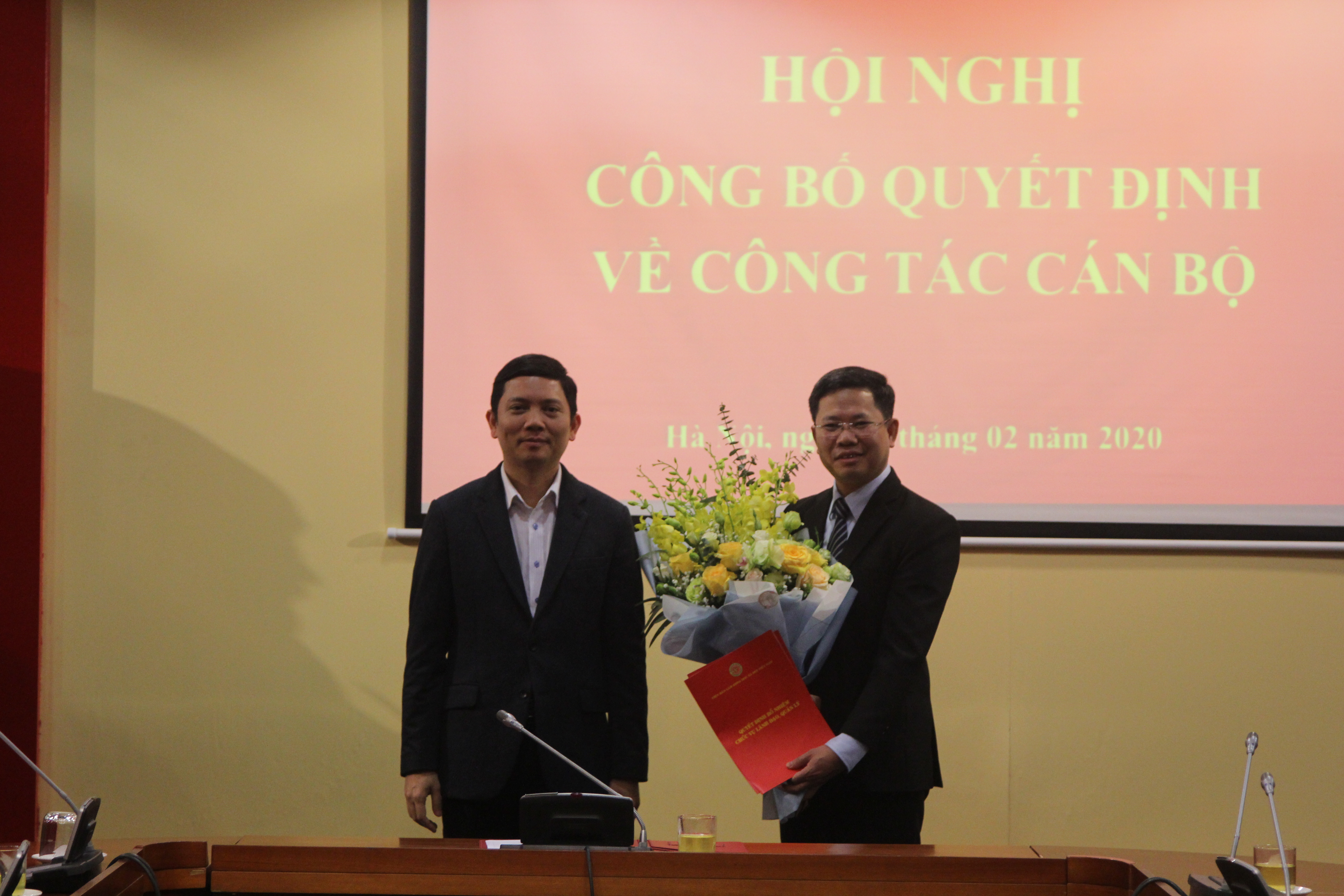 Chủ tịch Bùi Nhật Quang đã trao Quyết định và tặng hoa cho PGS.TS. Phạm Minh Phúc, tân Phó Giám đốc phụ trách