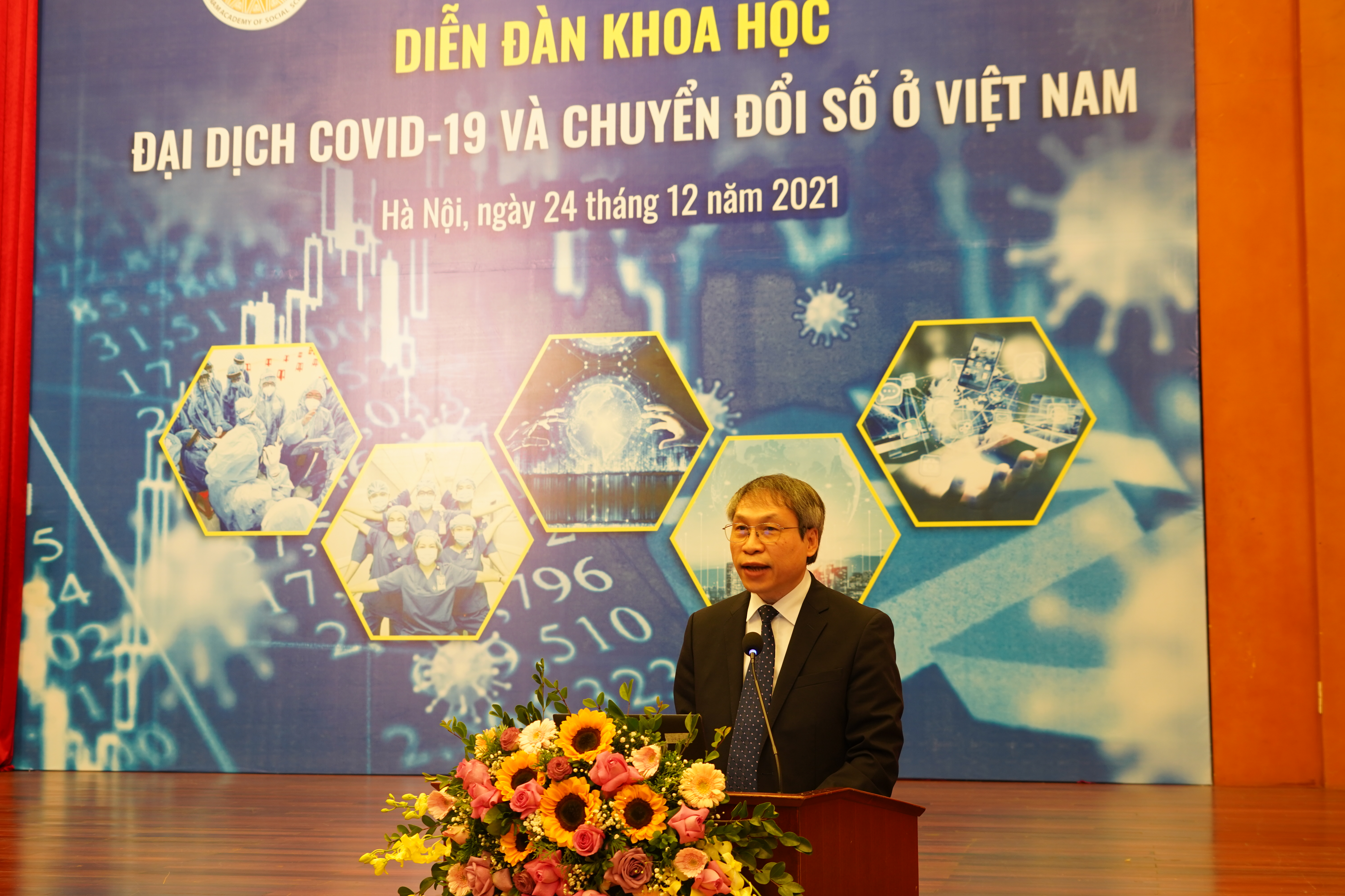 PGS.TS. Bùi Quang Tuấn, Viện trưởng Viện Kinh tế Việt Nam trình bày báo cáo tại Diễn đàn