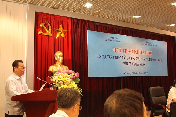 GS.TS. Phùng Hữu Phú, Phó Chủ tịch thường trực <br> Hội đồng Lý luận TW phát biểu khai mạc Hội thảo </br>
