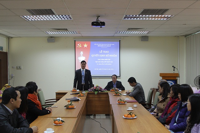 PGS.TS. Phạm Văn Đức phát biểu giao nhiệm vụ<br> cho TS. Nguyễn Tuấn Minh