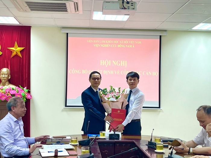 PGS.TS. Tạ Minh Tuấn, Phó Chủ tịch Viện Hàn lâm trao Quyết định và tặng hoa cho TS. Võ Xuân Vinh, Phó Viện trưởng Viện Nghiên cứu Đông Nam Á, Phụ trách Viện Nghiên cứu Đông Nam Á