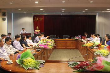 GS.TS. Nguyễn Quang Thuấn, Phó Chủ tịch Viện Hàn lâm <br>phát biểu giao nhiệm vụ cho ThS.KSXD. Trần Nam Trung