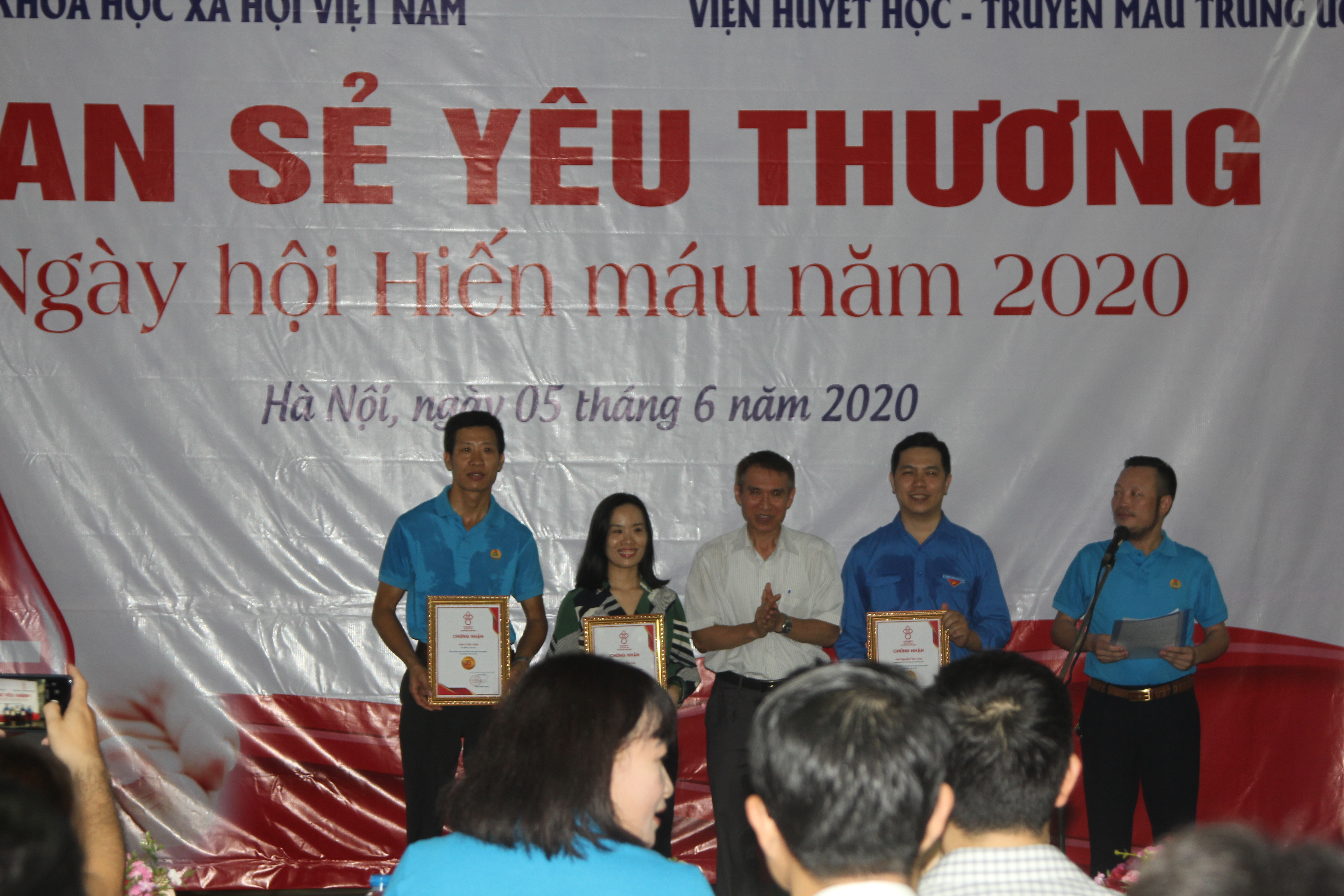 Bác sỹ Phạm Tuấn Dương, Phó Viện trưởng Viện Huyết học - Truyền máu Trung ương vinh danh 3 cán bộ Viện Hàn lâm đã hiến máu hơn 5 lần
