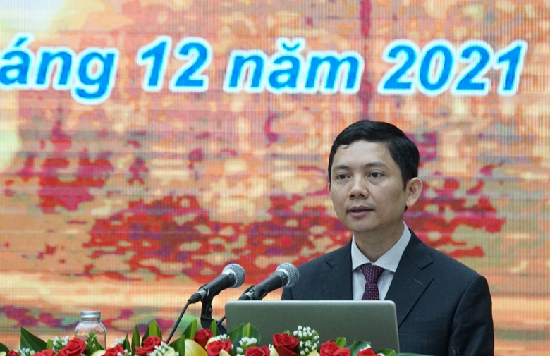 PGS-TS Bùi Nhật Quang - Ủy viên BCH Trung ương Đảng, Chủ tịch Viện Hàn lâm Khoa học Xã hội Việt Nam phát biểu đề dẫn Hội thảo