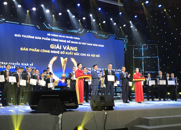 Phó Thủ tướng Chính phủ Trần Hồng Hà và Bộ trưởng Nguyễn Mạnh Hùng trao giải vàng sản phẩm công nghệ số xuất sắc