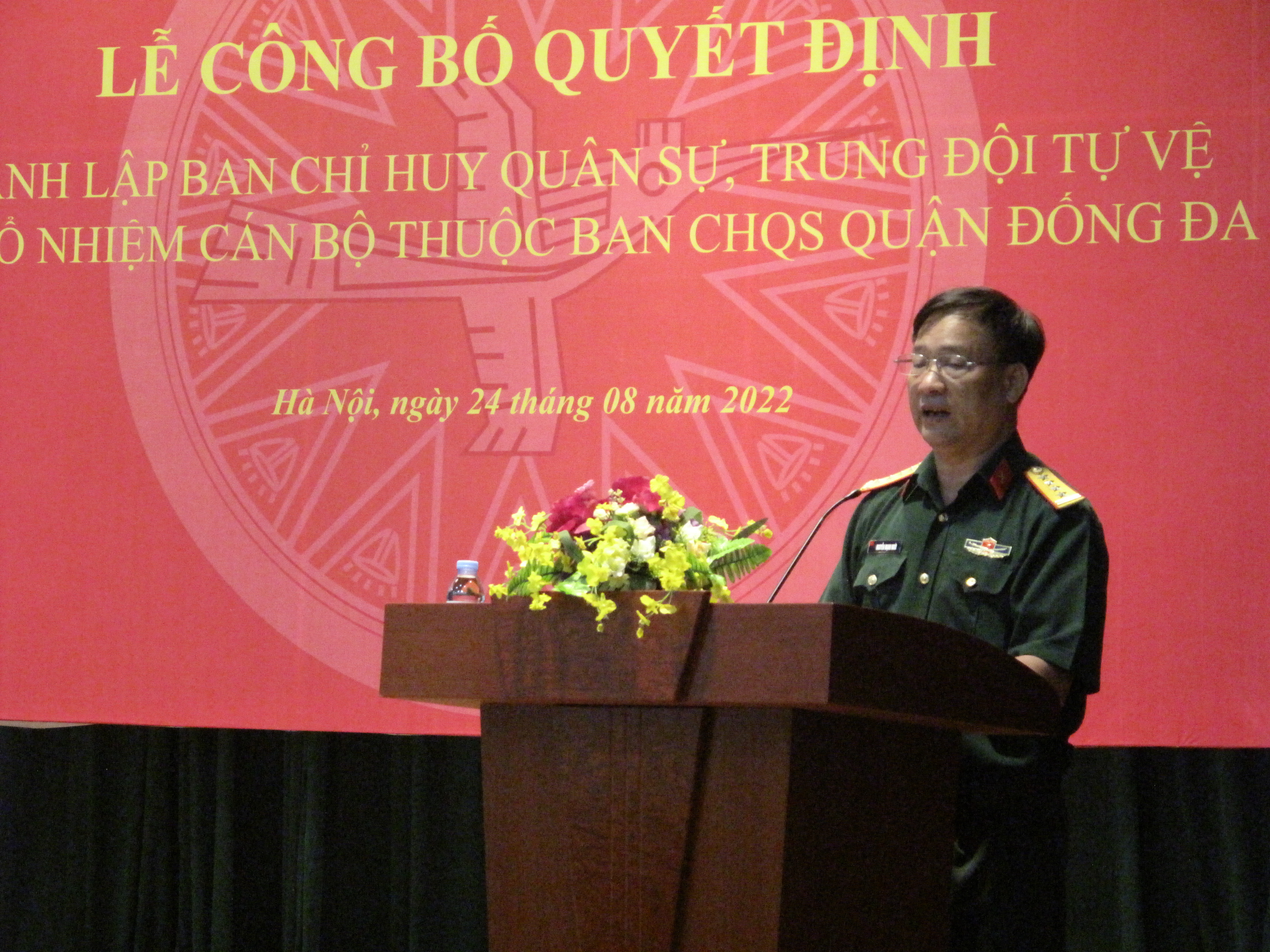 Đại tá Nguyễn Mạnh Ngời, Chính trị viên BCH Quân sự quận Đống Đa phát biểu giao nhiệm vụ cho BCH Quân sự Viện Nghiên cứu Đông Nam Á