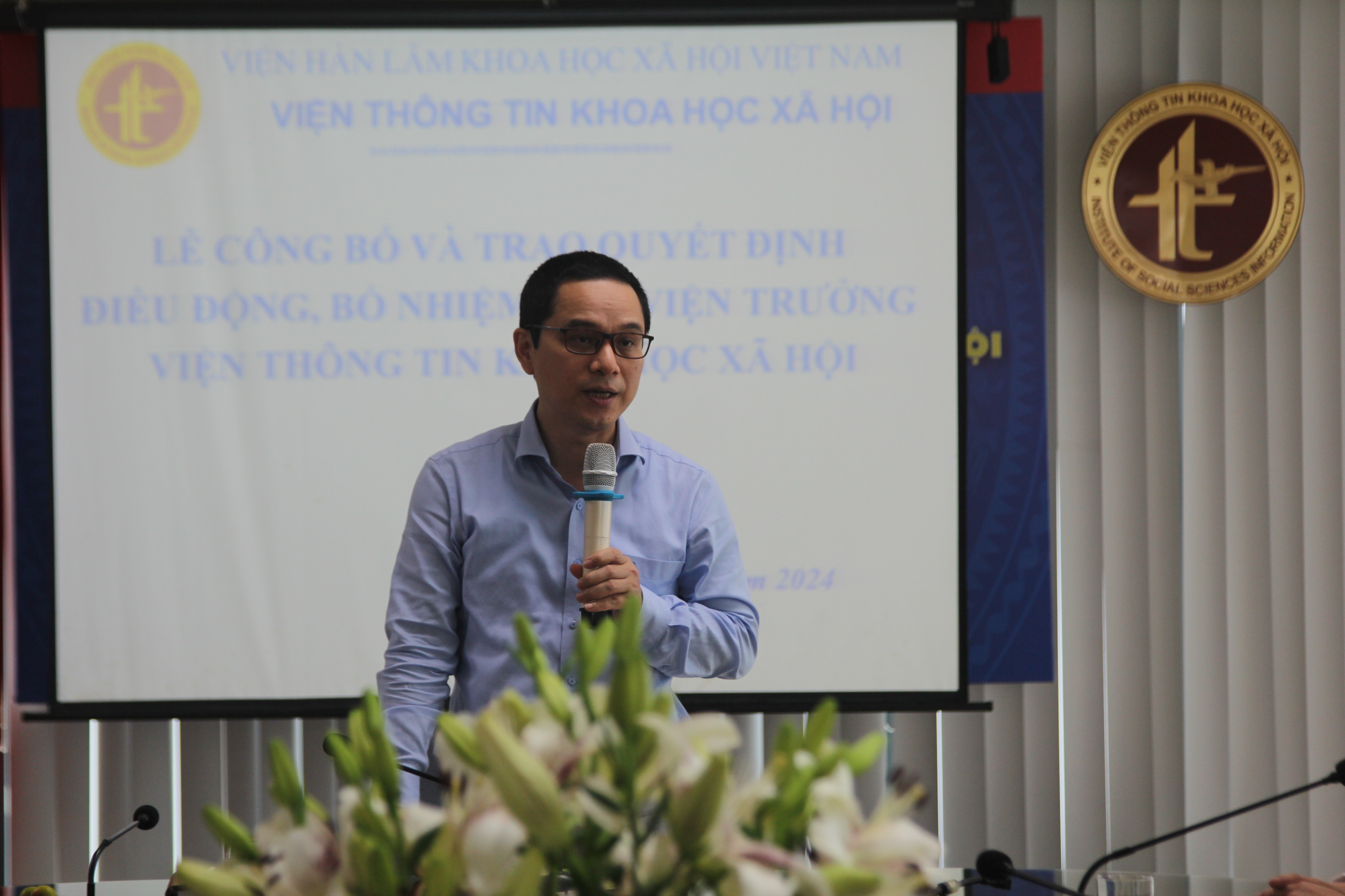 PGS.TS. Tạ Minh Tuấn phát biểu giao nhiệm vụ cho PGS.TS. Trần Thị Minh Thi