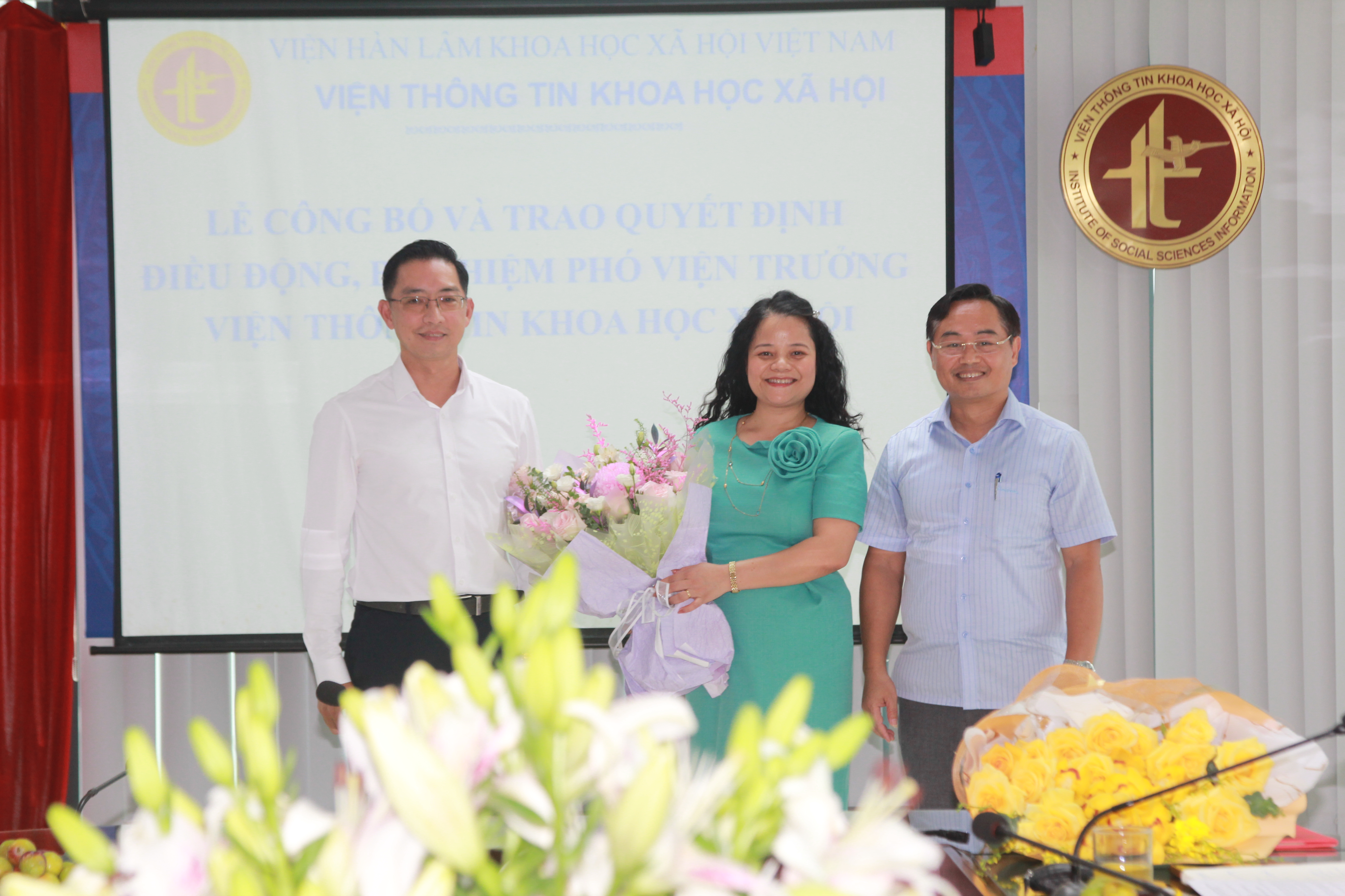 Ban lãnh đạo Viện Thông tin Khoa học xã hội tặng hoa chúc mừng PGS.TS. Trần Thị Minh Thi