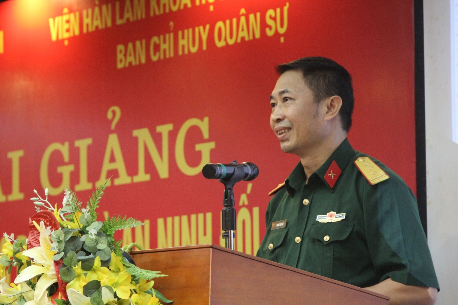 Thượng tá Phùng Văn Tuệ báo cáo đánh giá kết quả lớp học tại Lễ Bế giảng