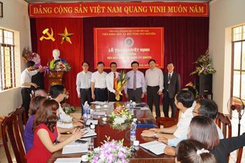 Lãnh đạo Viện Hàn lâm và khách mời chụp ảnh lưu niệm với <br> tân Viện trưởng - TS. Nguyễn Duy Thụy