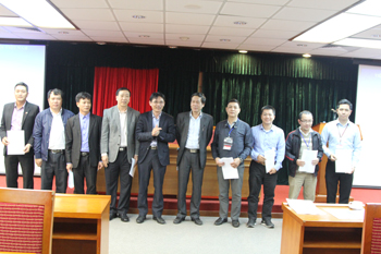 PGS.TS. Nguyễn Đức Minh trao Giấy khen cho các tập thể có thành tích trong công tác quốc phòng an ninh năm 2016