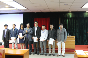 PGS.TS. Đặng Nguyên Anh trao Giấy khen cho các tập thể có thành tích trong công tác PCCC năm 2016