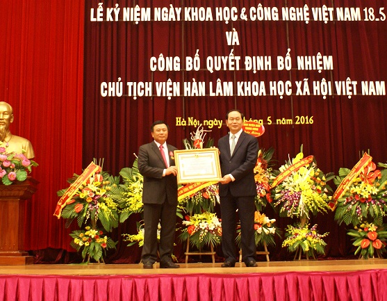 Chủ tịch Nước Trần Đại Quang trao tặng Huân chương Lao động Hạng Nhất cho GS.TS. Nguyễn Xuân Thắng