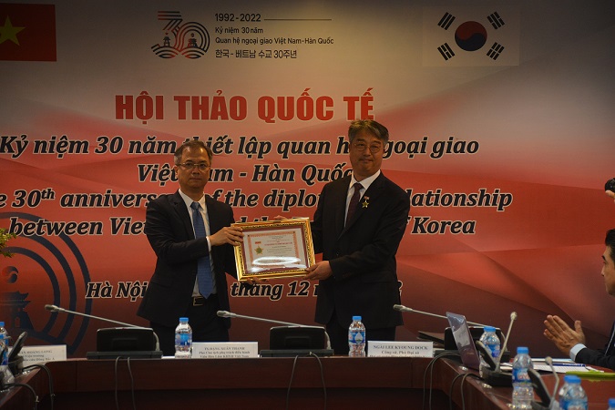Phó Chủ tịch Đặng Xuân Thanh trao Kỷ niệm chương Vì sự nghiệp khoa học xã hội cho TS. Kim Seong Beom