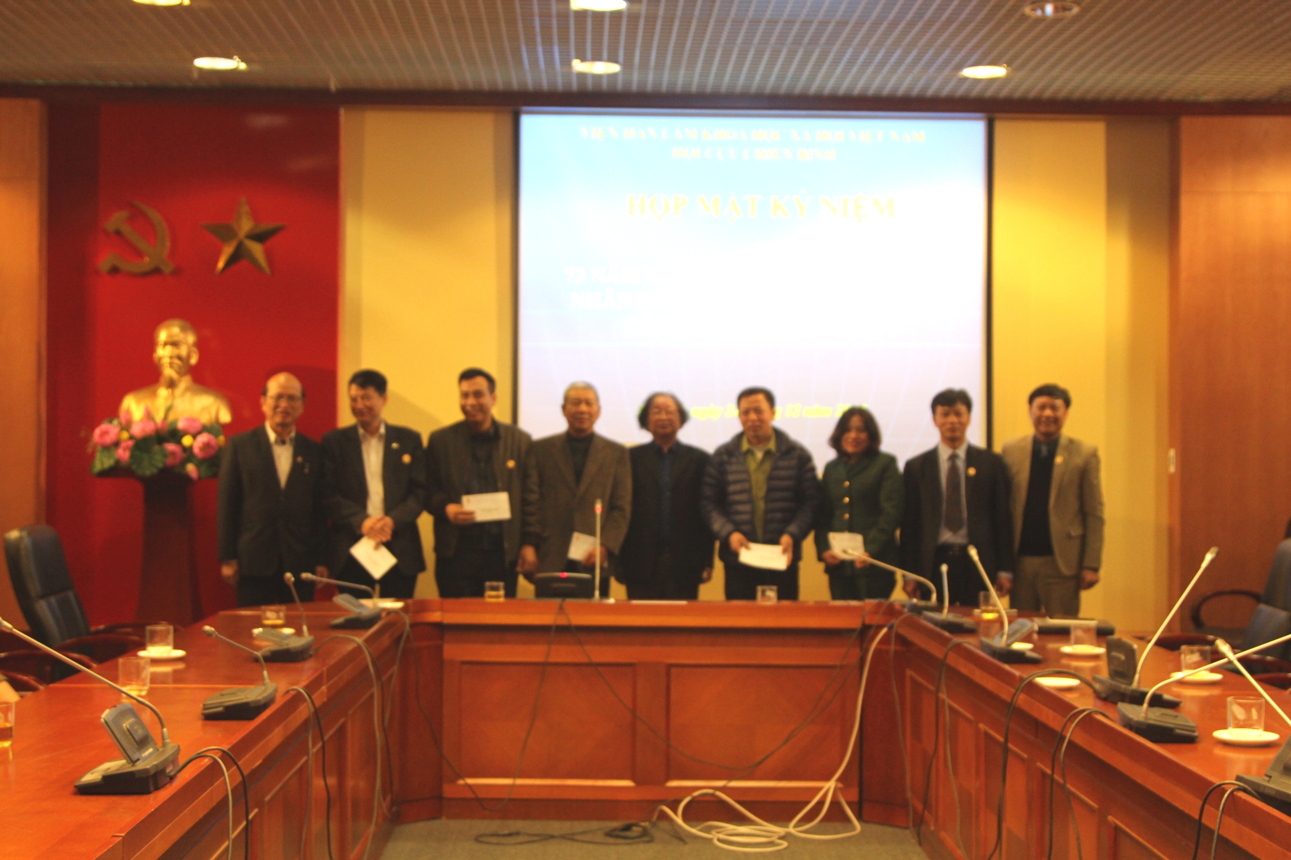 Các Cựu Chiến binh có con đỗ Đại học năm 2017 thay mặt <br> các con nhận quà của Hội</br>