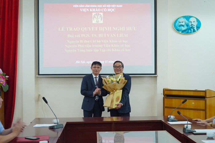 Phó Chủ tịch Nguyễn Đức Minh trao Quyết định và tặng hoa tri ân cho PGS.TS.Bùi Văn Liêm