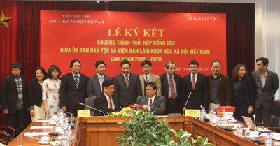 Lãnh đạo Viện Hàn lâm và Lãnh đạo Ủy ban Dân tộc chứng kiến việc ký kết <br>giữa Phó Chủ tịch Viện Hàn lâm và Phó Chủ nhiệm Ủy ban Dân tộc
