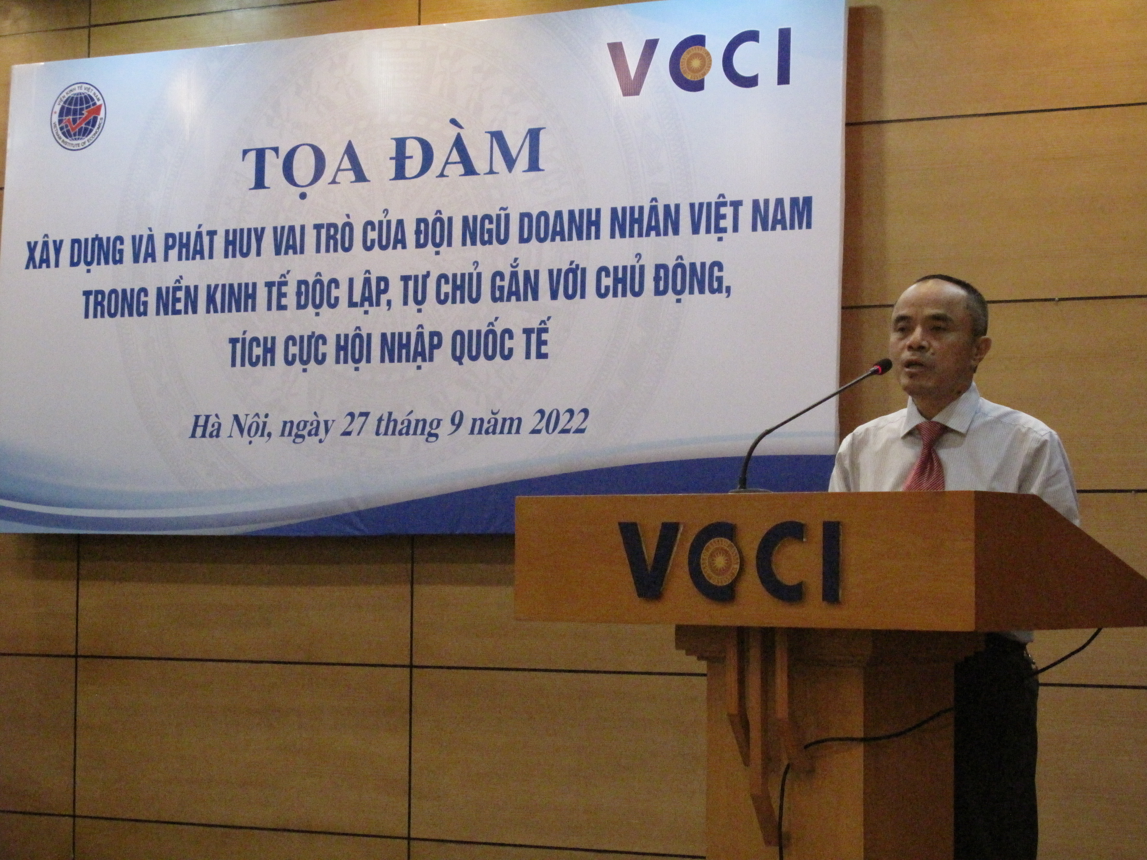TS. Lê Xuân Sang, Phó Viện trưởng Viện Kinh tế Việt Nam phát biểu tại tọa đàm