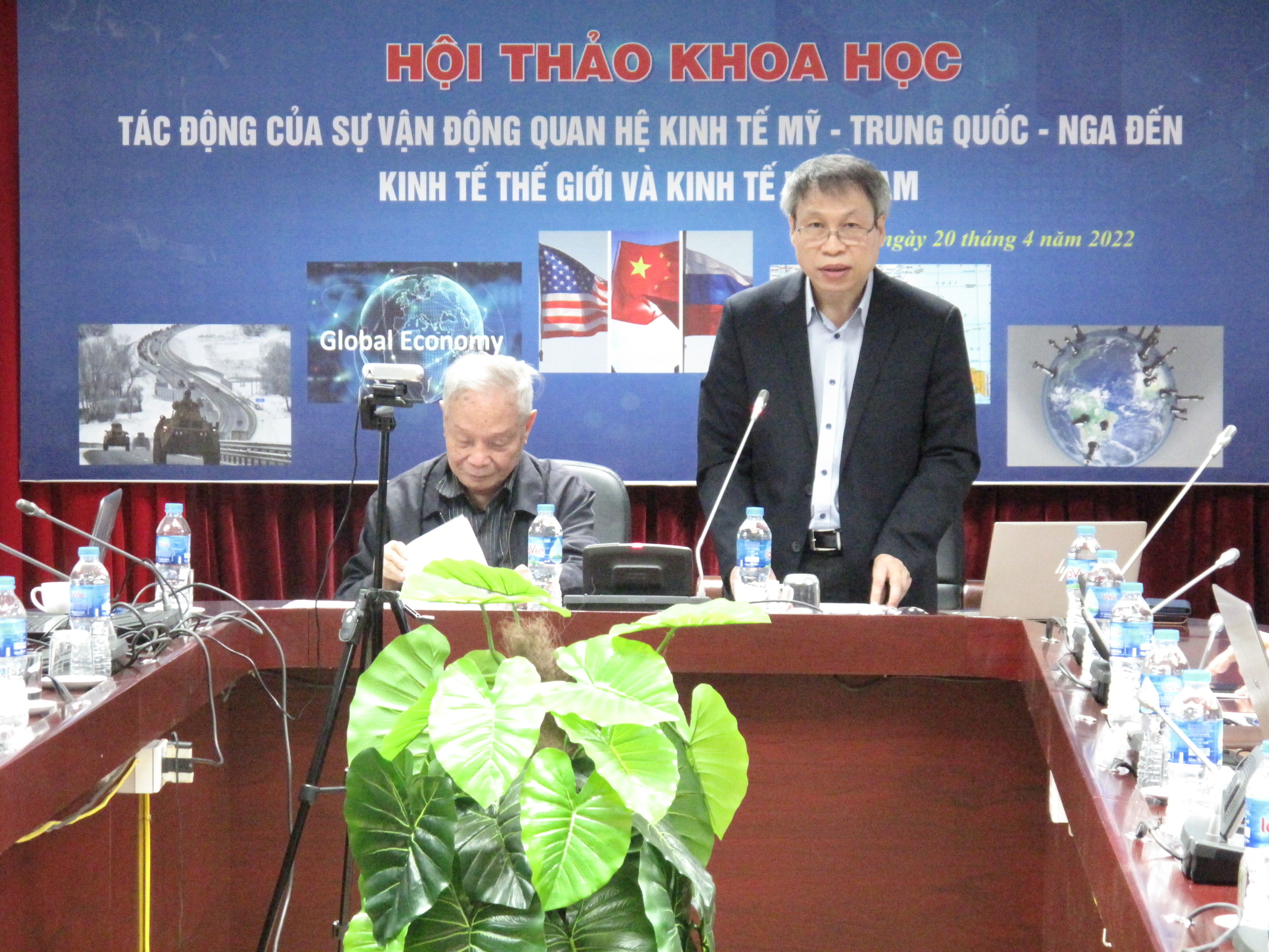 PGS.TS. Võ Đại Lược, Chủ tịch Hội đồng quản lý Trung tâm Kinh tế chấu Á – Thái Bình Dương và PGS.TS. Bùi Quang Tuấn, Viện trưởng Viện Kinh tế Việt Nam đồng chủ trì Hội thảo