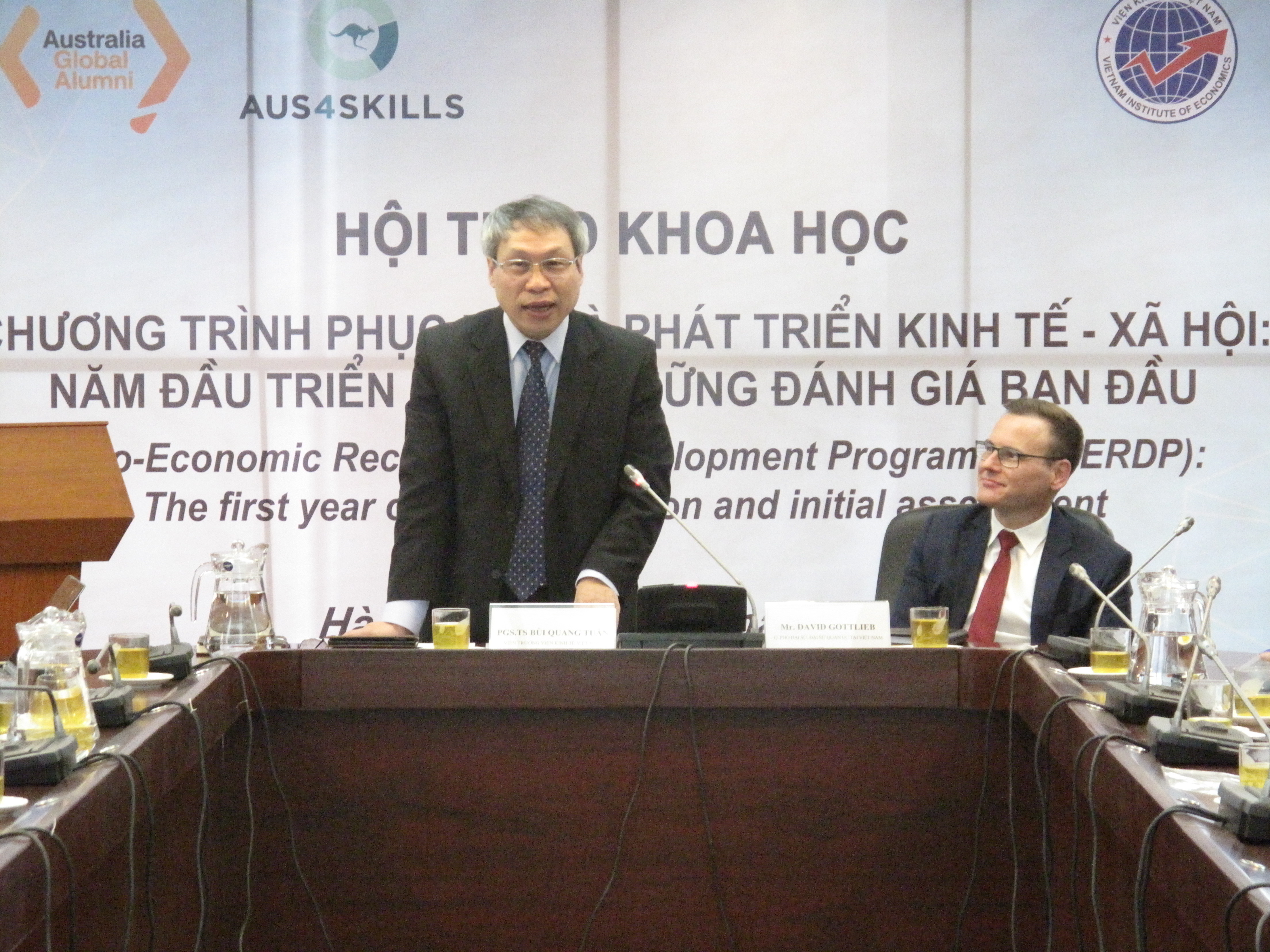 PGS.TS. Bùi Quang Tuấn, Viện trưởng Viện Kinh tế Việt Nam và Ngài David Gottlieb, quyền phó đại sứ Australia tại Việt Nam, đồng chủ trì Hội thảo