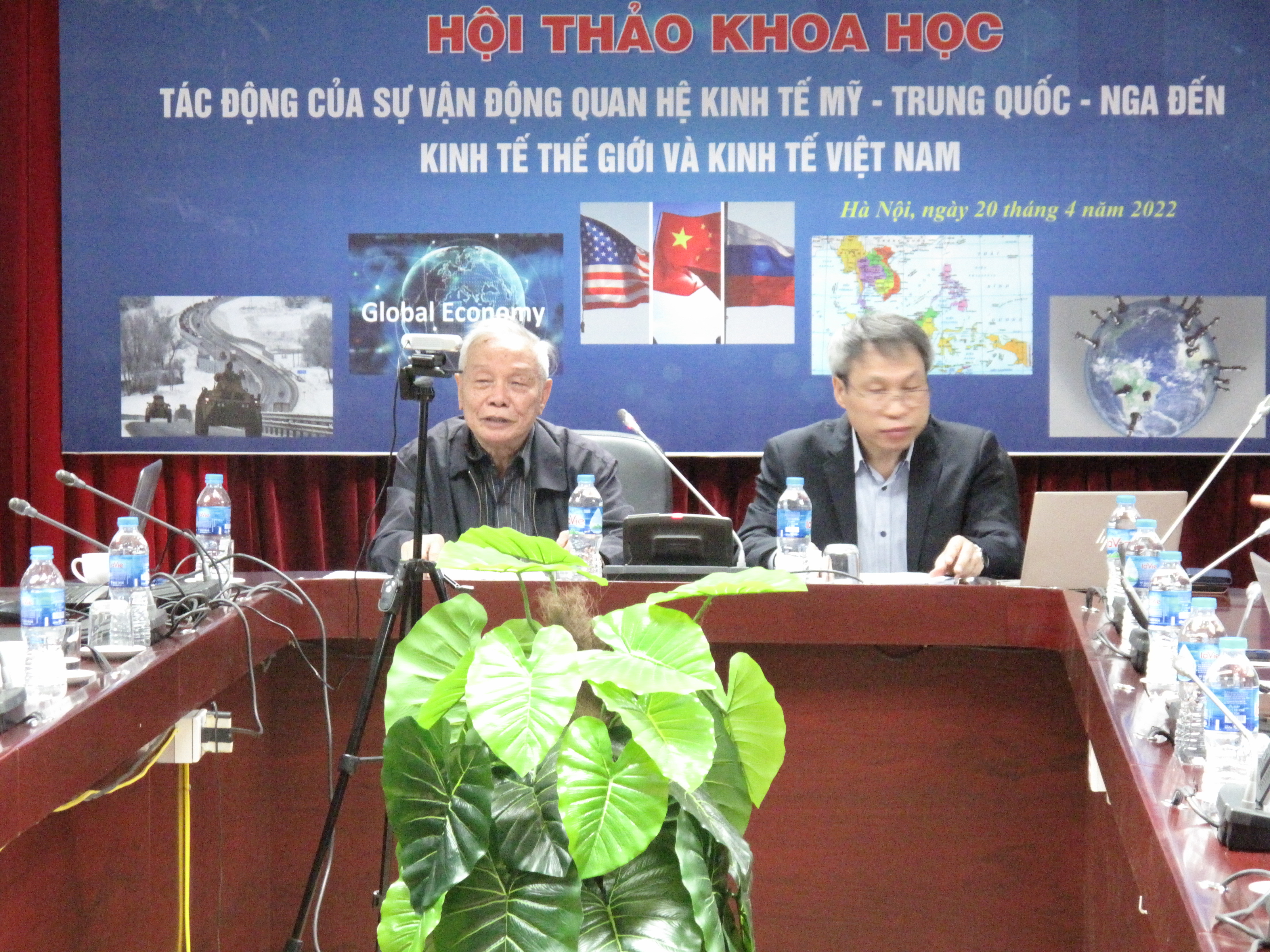 PGS.TS. Võ Đại Lược trình bày báo cáo đề dẫn
