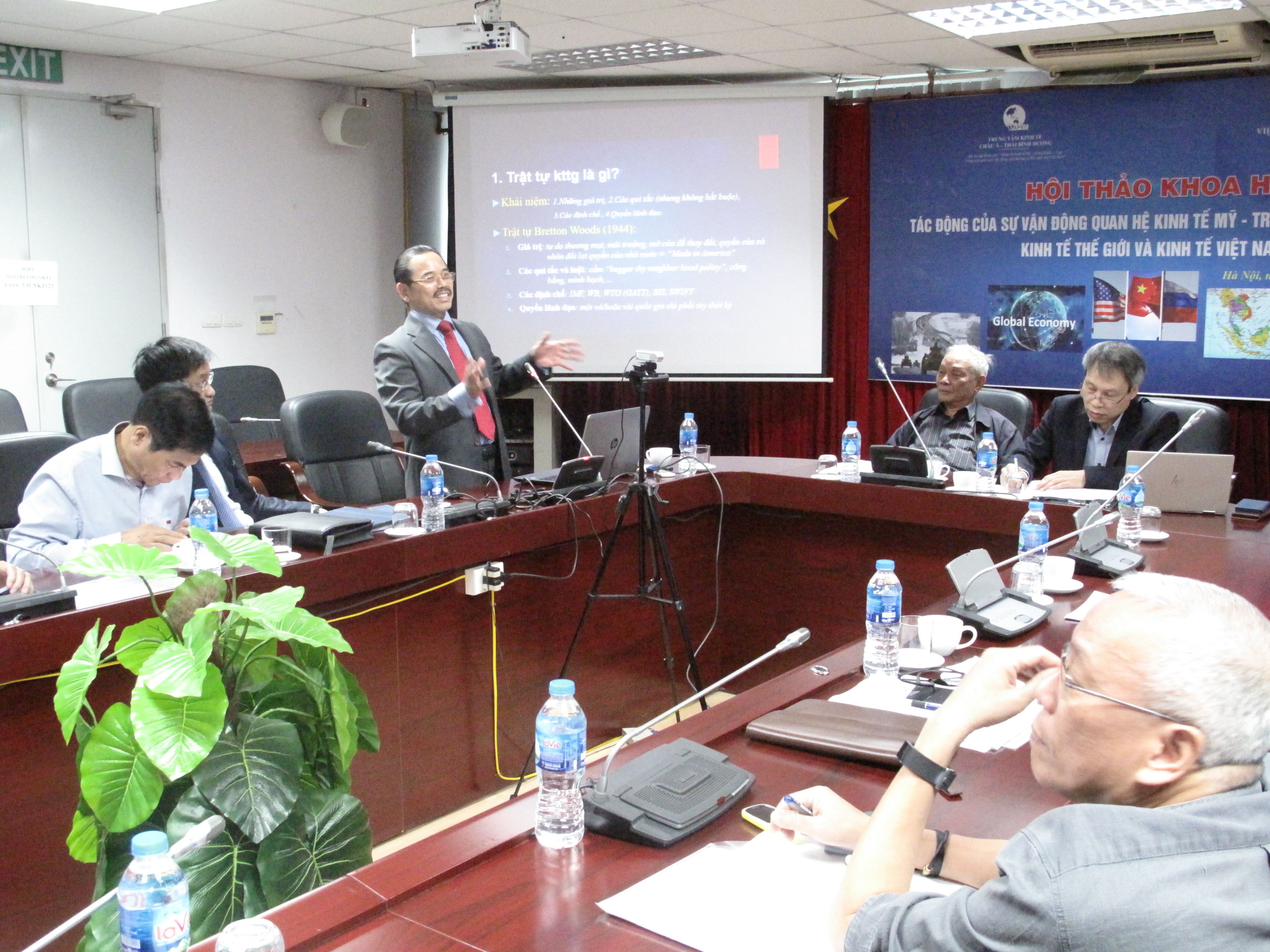 Ông Bùi Ngọc Sơn, chuyên gia kinh tế phát biểu, trình bày tham luận
