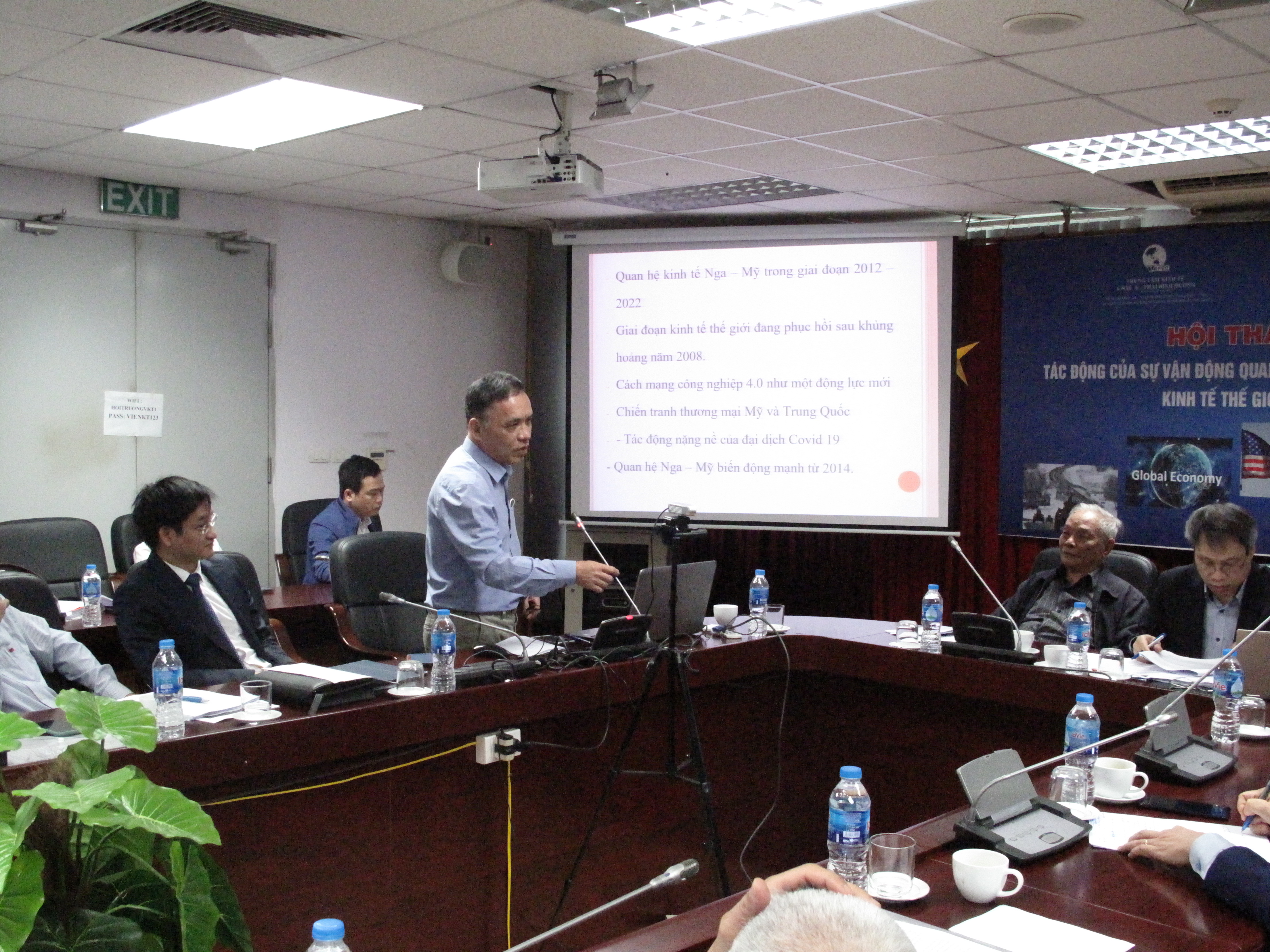 PGS.TS. Nguyễn An Hà phát biểu, trình bày tham luận