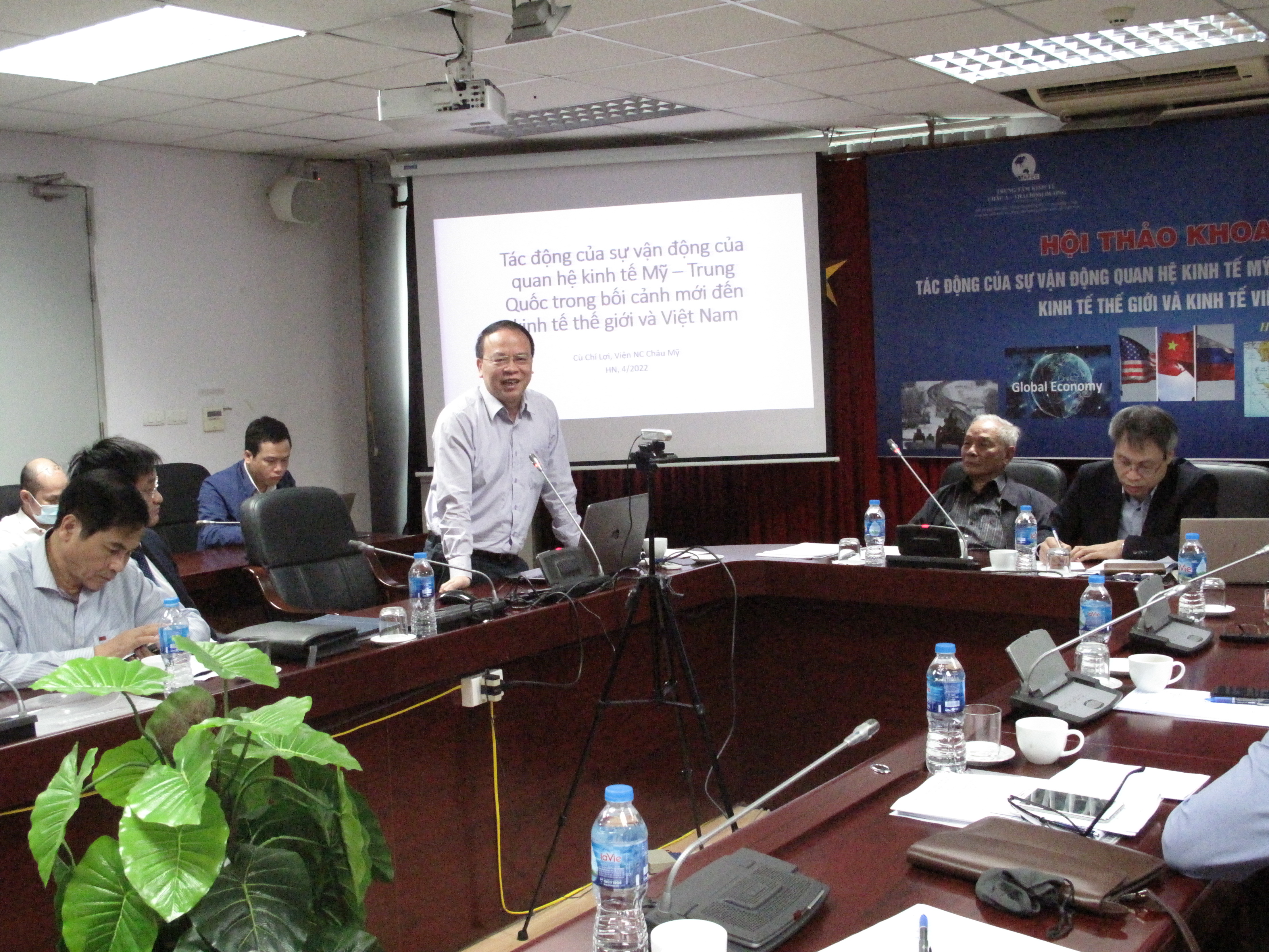 PGS.TS. CùChí Lợi phát biểu, trình bày tham luận