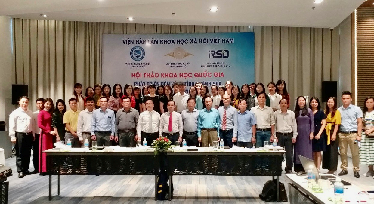 Các đại biểu chụp ảnh lưu niệm