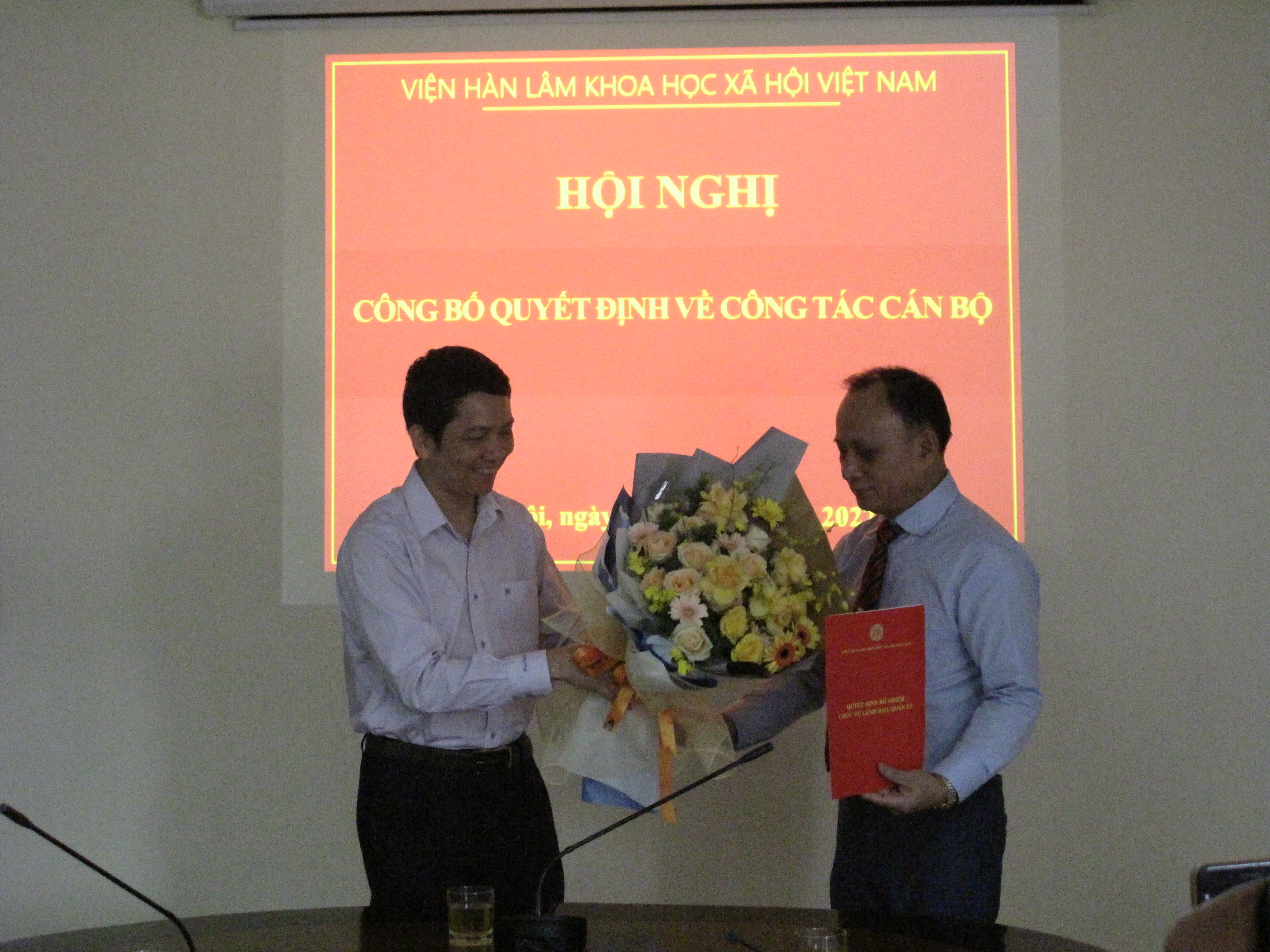Chủ tịch Bùi Nhật Quang đã trao Quyết định và tặng hoa cho PGS.TS. Nguyễn Huy Hoàng