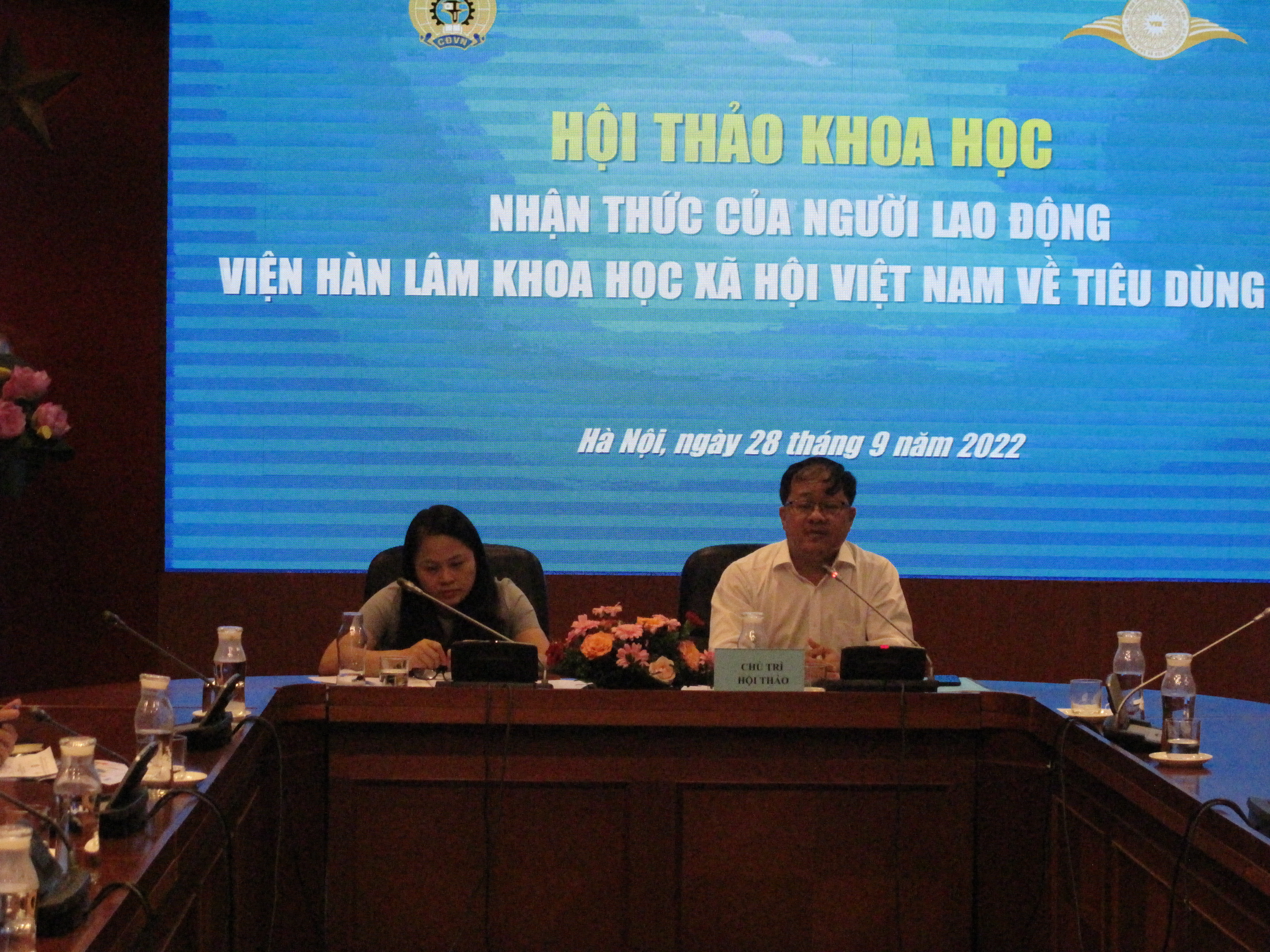 Chủ tọa điều hành hội thảo (từ phải qua trái): TS. Hoàng Hồng Hiệp, TS. Bùi Thị Thu Hiền