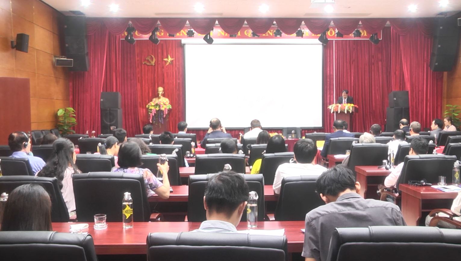 Quang cảnh Hội thảo khoa học “Doanh nghiệp, đổi mới sáng tạo và phát triển bền vững Vùng”