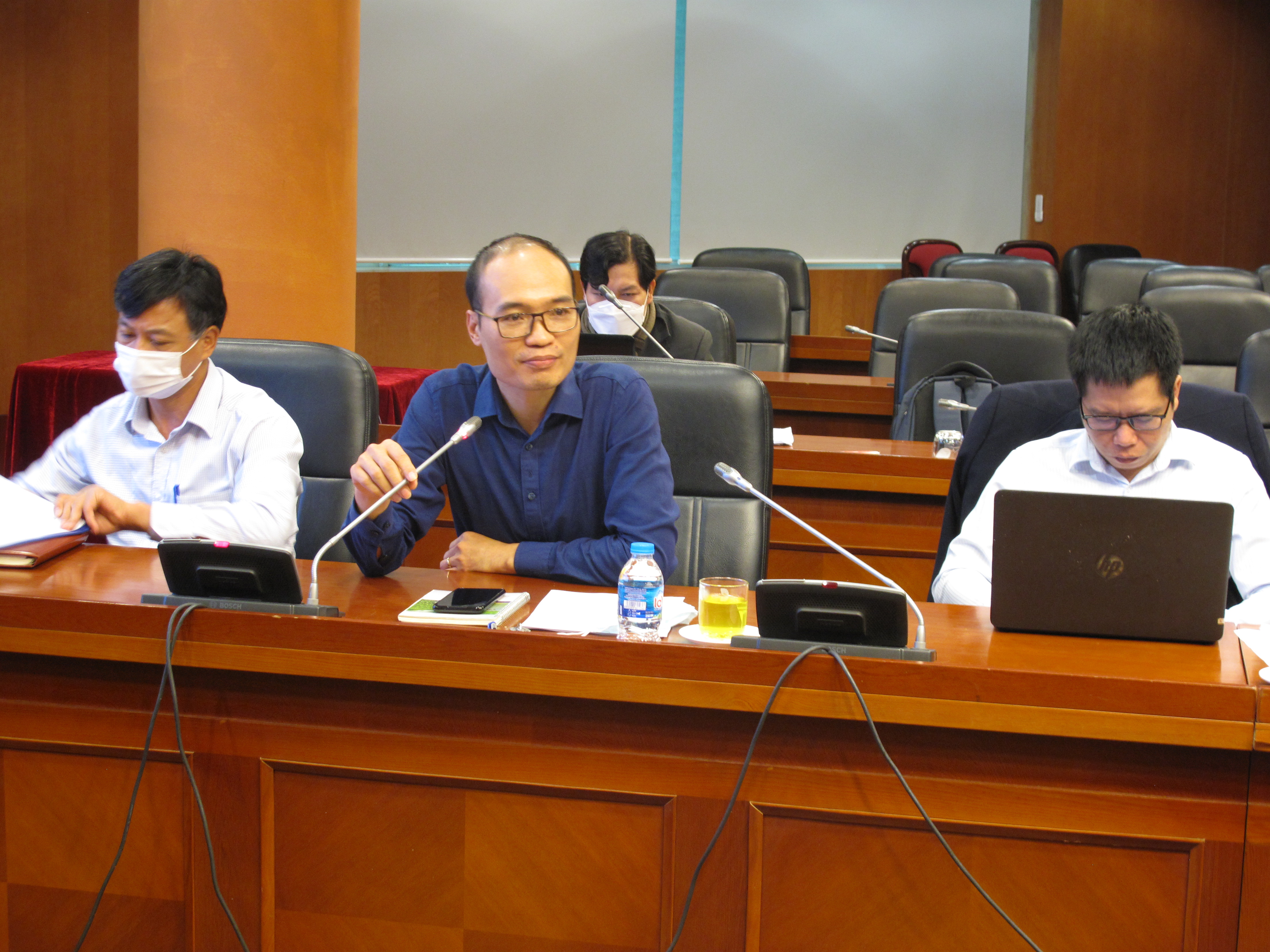 TS. Lê Văn Hùng trình bày báo cáo tại Hội thảo