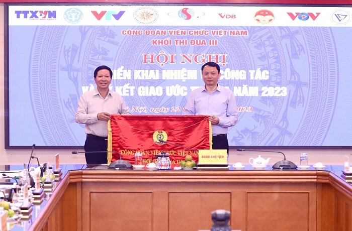 Ông Vũ Hải Quang - Phó Tổng Giám đốc, Chủ tịch Công đoàn Đài TNVN (Trưởng Khối năm 2022) trao Cờ luân lưu của Khối </br>cho Ông Đỗ Mạnh Chiến, Chủ tịch Công đoàn TTXVN (Trưởng khối năm 2023)