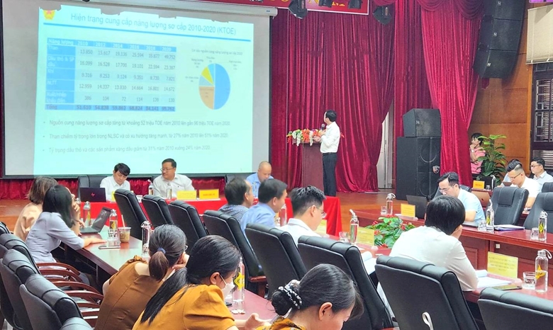 Đại diện Vụ Dầu khí (Bộ Công Thương) giới thiệu với Hội thảo về Dự thảo Quy hoạch tổng thể về năng lượng Quốc gia và kế hoạch phát triển lĩnh vực chế biến dầu khí