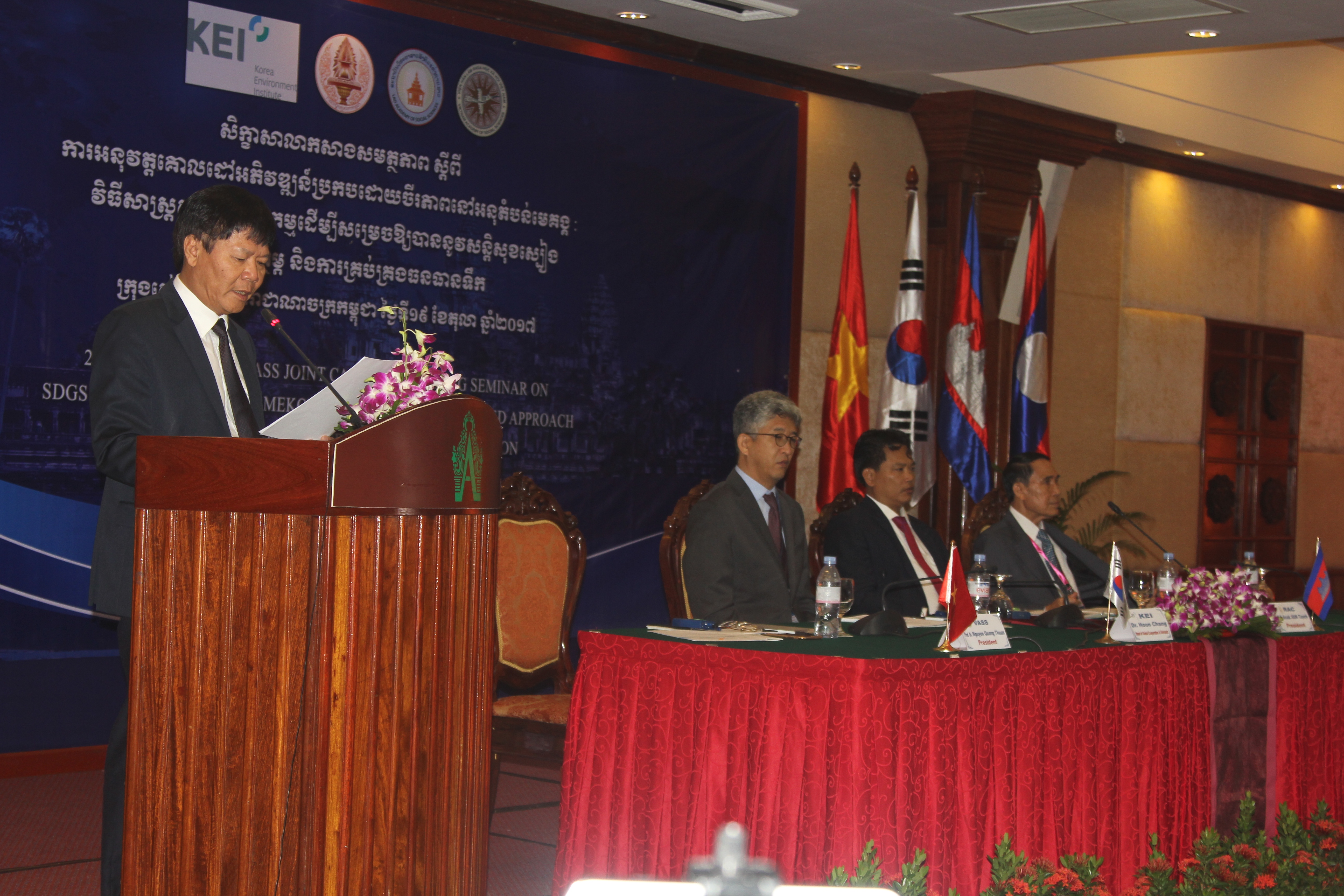 GS.TS. Nguyễn Quang Thuấn - Chủ tịch Viện Hàn lâm đọc bài phát biểu tại Hội thảo