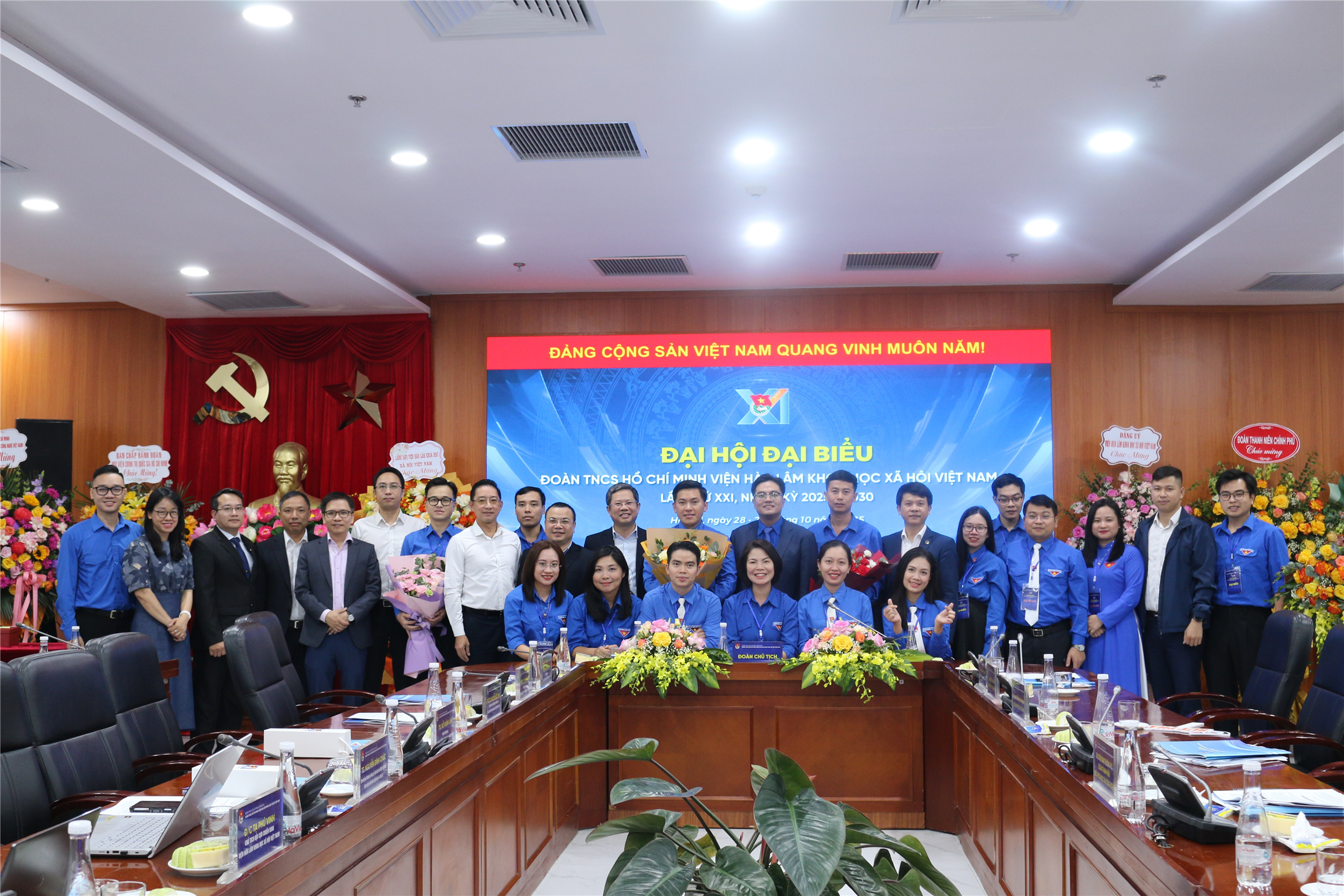 Các đại biểu tham dự chụp ảnh lưu niệm tại Đại hội